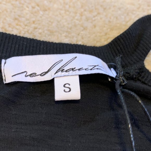 Red Haute Black One Cold Shoulder Two Texture V-neck Shirt Size S NWT - Picture 13 of 13